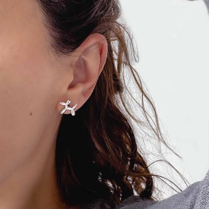 Aretes pequeños de perrito con baño de rodio